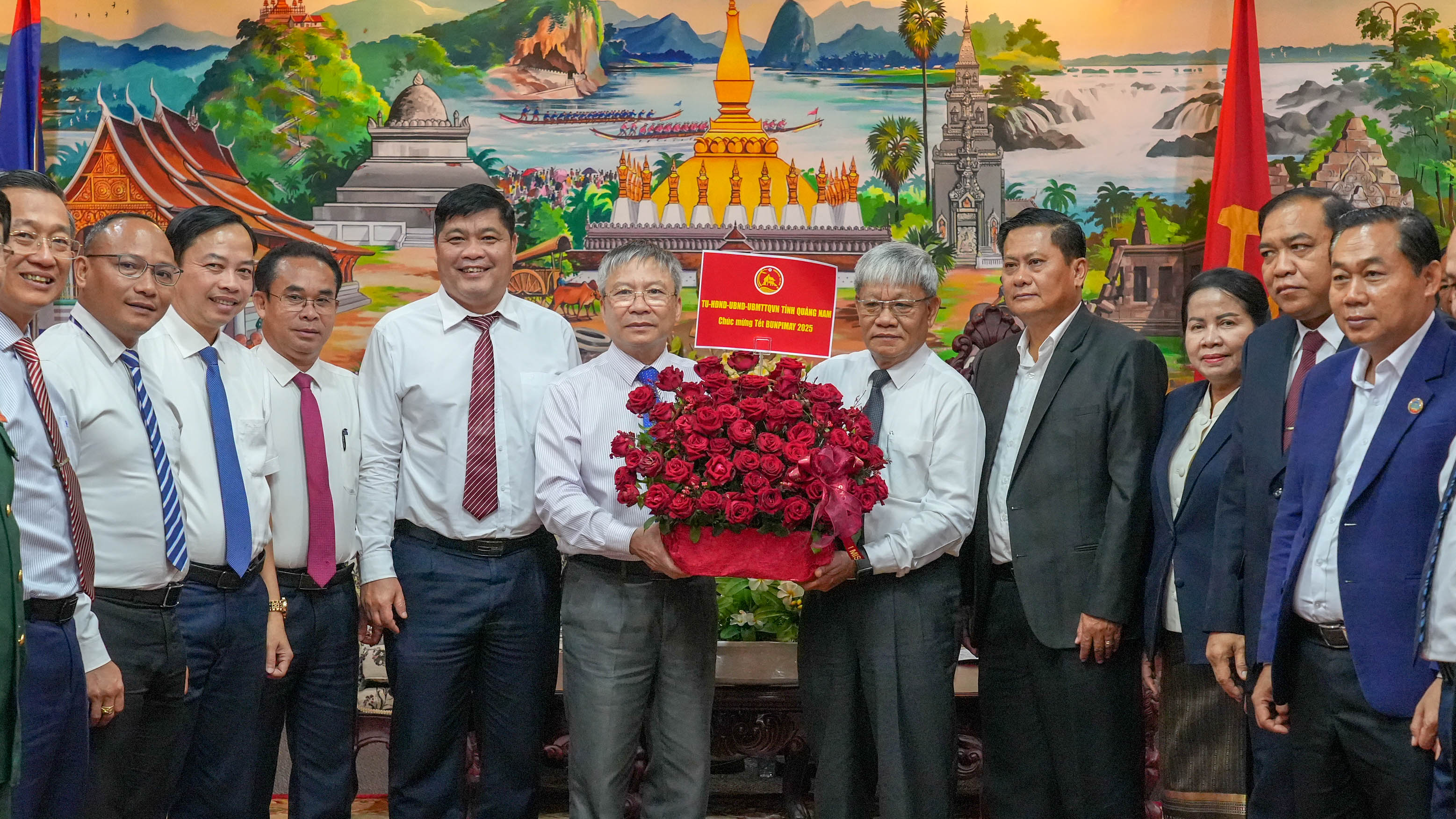 ຫຼາຍແຂວງ ສສ ຫວຽດນາມ ອວຍພອນປີໃໝ່ລາວ ການນຳແຂວງຈຳປາສັກ
